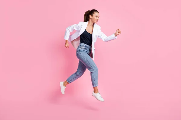 Foto lateral de perfil de longitud completa de la señora bonita saltar correr espacio vacío aislado sobre fondo de color rosa pastel —  Fotos de Stock