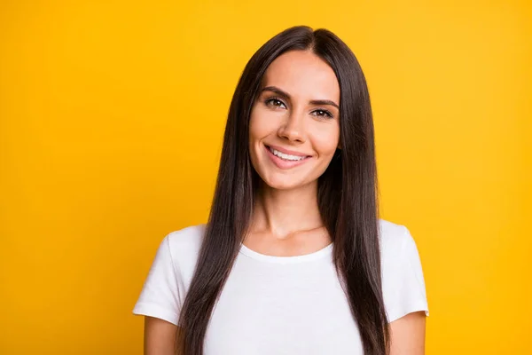 밝고 긍정적 인 미소를 짓는 젊은 여성의 사진노란 배경 위에 고립된 흰색 티셔츠를 입고 있다 — 스톡 사진