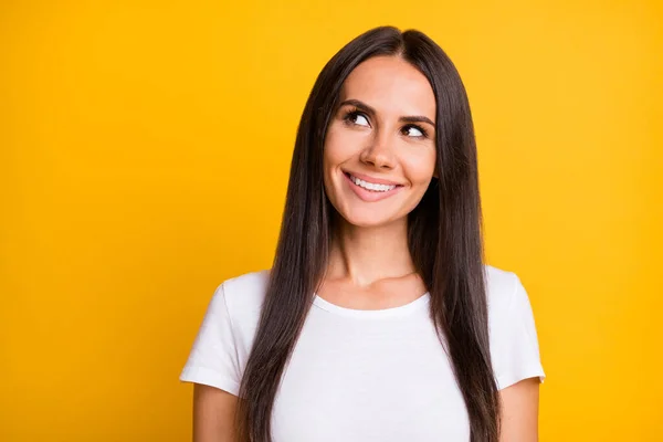 Foto de mujer atractiva joven sonrisa positiva feliz sueño mirada soñadora vacío aislado sobre fondo de color amarillo — Foto de Stock