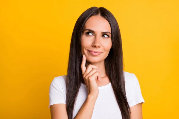 Photo de jeune femme séduisante rêve rêveuse penser regarder vide espace doigt toucher menton isolé sur fond de couleur jaune — Photo