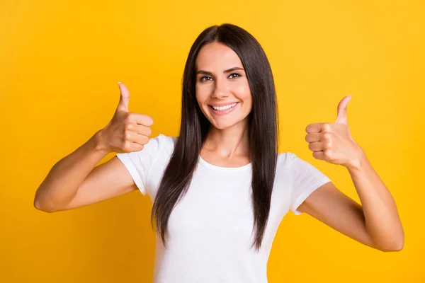 Fénykép fiatal vidám nő boldog pozitív mosoly mutatják hüvelykujj-up, mint hűvös nagy hirdetés elszigetelt sárga színű háttér — Stock Fotó