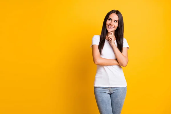 Foto-Porträt von Frau trägt weißes Outfit suchen Leerraum berühren Kinn isoliert auf lebendigen gelben Farbhintergrund — Stockfoto