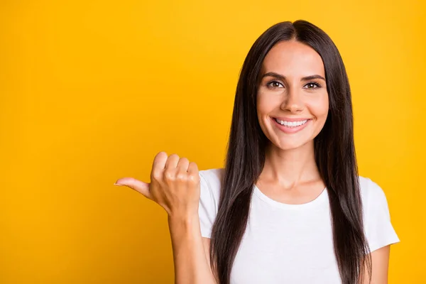 Retrato fotográfico de una niña con una camiseta blanca que muestra el espacio de copia del pulgar aislado sobre un fondo de color amarillo brillante — Foto de Stock