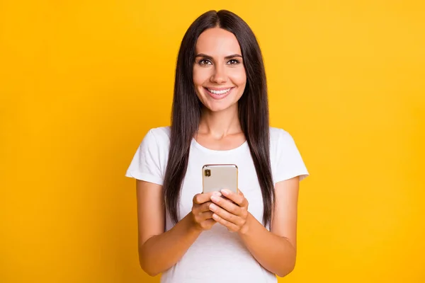 Foto porträtt av kvinnliga student läsa information på mobiltelefon isolerad på levande gul färg bakgrund — Stockfoto