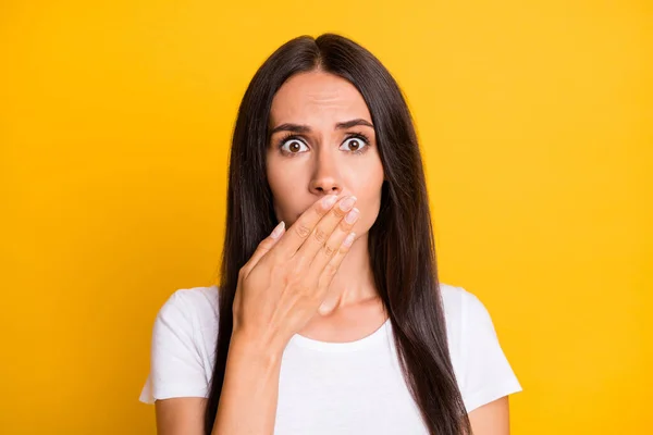 Foto von verärgert schuldig junge Frau tragen weißes T-Shirt große Augen Arm Deckel Lippen isoliert gelbe Farbe Hintergrund — Stockfoto