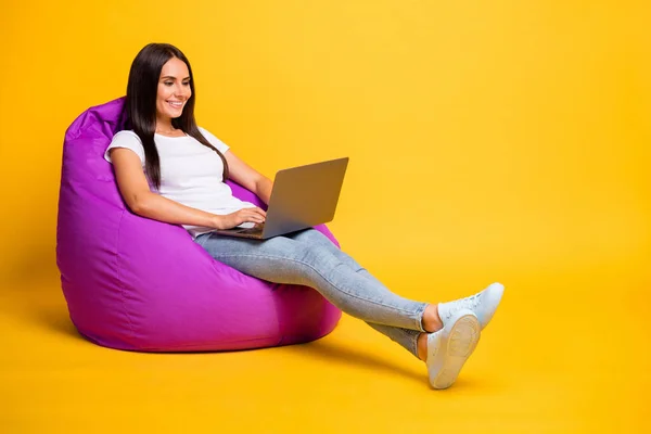 Foto lengkap ukuran tubuh berambut cokelat cantik yang bekerja dengan laptop dalam tas kopi ungu yang terisolasi pada latar belakang warna kuning cerah — Stok Foto