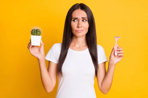 Photo de malheureux jeune femme charmante tenir pot de plante de rasoir isolé sur fond de couleur jaune brillant — Photo