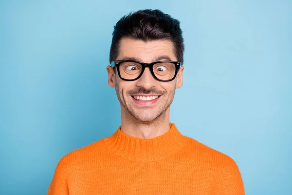 Retrato de los jóvenes usan gafas ojos entrecerrados sonrisa dental divertirse usar jersey aislado sobre fondo de color azul —  Fotos de Stock