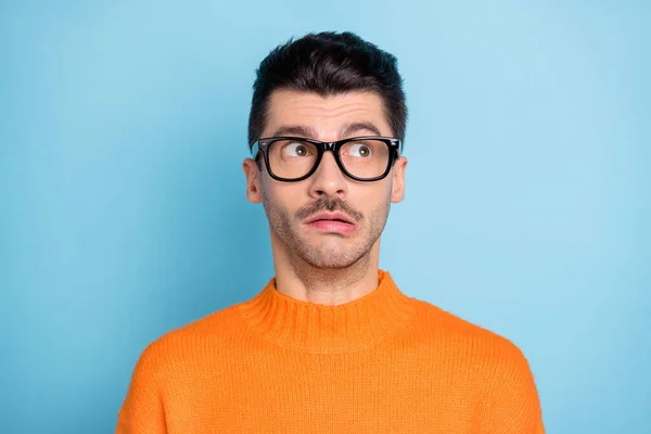 Foto do jovem homem estranho olhar olhando espaço vazio óculos desgaste suéter isolado no fundo de cor azul — Fotografia de Stock