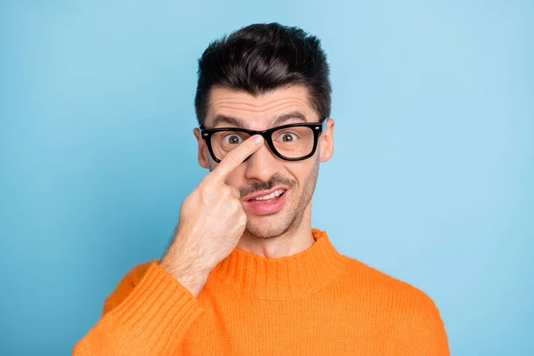 Retrato de barbudo estranho pessoa dedo toque óculos encarando desgaste pulôver isolado no fundo de cor azul — Fotografia de Stock