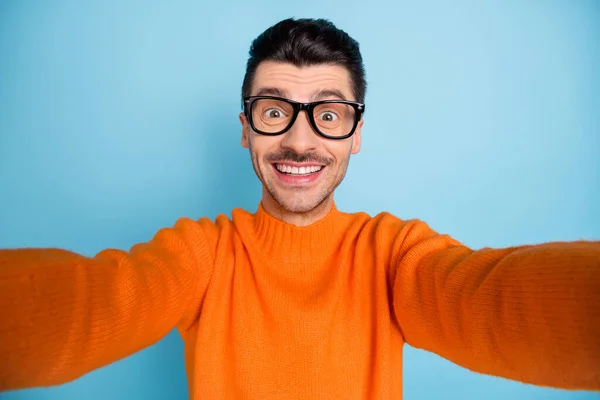 Foto de alegre pessoa eyewear toothy sorriso fazer selfie foto desgaste suéter isolado no fundo de cor azul — Fotografia de Stock