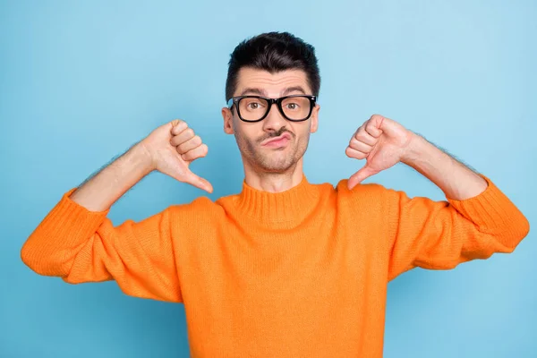 Foto de un hombre joven triste triste triste mostrar el pulgar hacia abajo malo negativo no hay aversión anuncio aislado sobre fondo de color azul —  Fotos de Stock