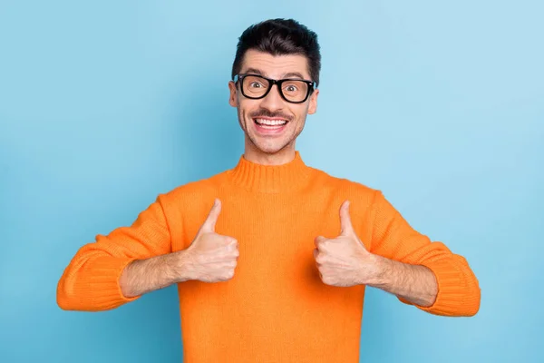 Foto van funky persoon tand glimlach tonen twee handen duimen omhoog goed humeur geïsoleerd op blauwe kleur achtergrond — Stockfoto