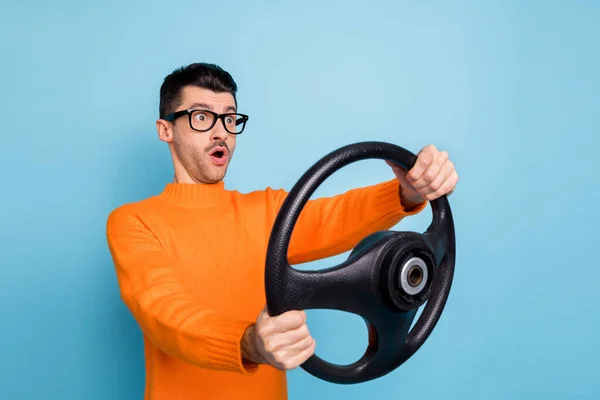 Foto de jovem surpreende surpreso drive auto hold volante olhar espaço vazio isolado sobre fundo de cor azul — Fotografia de Stock