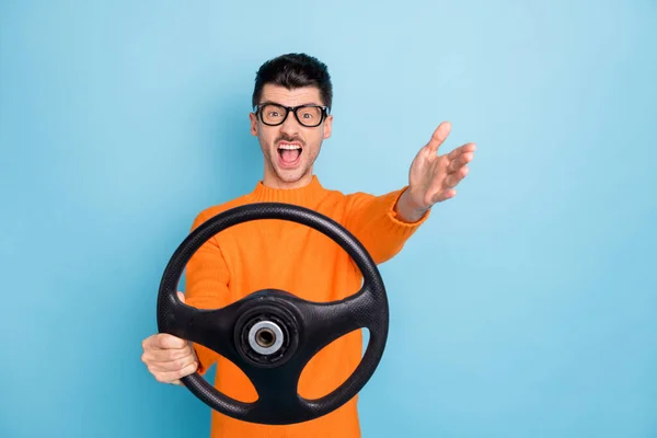 Foto av negativ kille styra hjul öppen mun skrika högt arm direkt du dåligt humör isolerad på blå färg bakgrund — Stockfoto