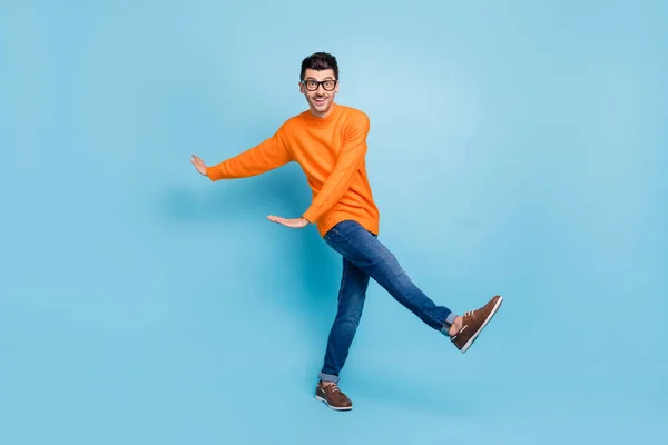 Pełnowymiarowe zdjęcie zadowolonej osoby taniec zabawy zęby uśmiech nosić sweter izolowany na tle niebieskiego koloru — Zdjęcie stockowe