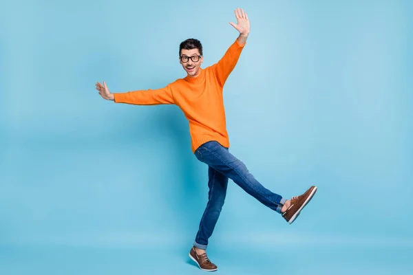 Full body portret van vrolijke man kinderachtig dansen hebben grote tijd slijtage pullover geïsoleerd op blauwe kleur achtergrond — Stockfoto