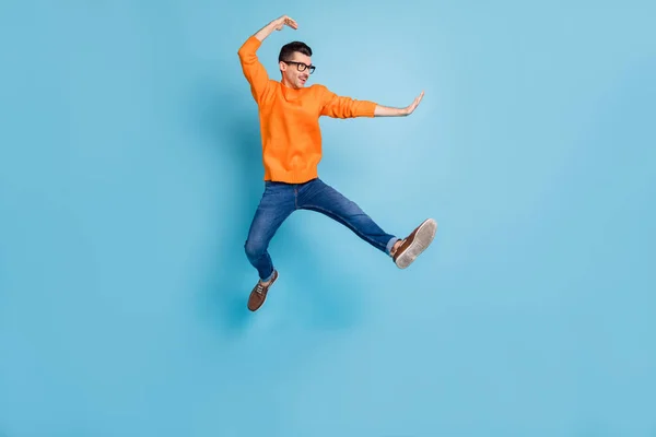 Full kropp profil foto av glad man hoppa högt har roligt slitage tröja isolerad på blå färg bakgrund — Stockfoto