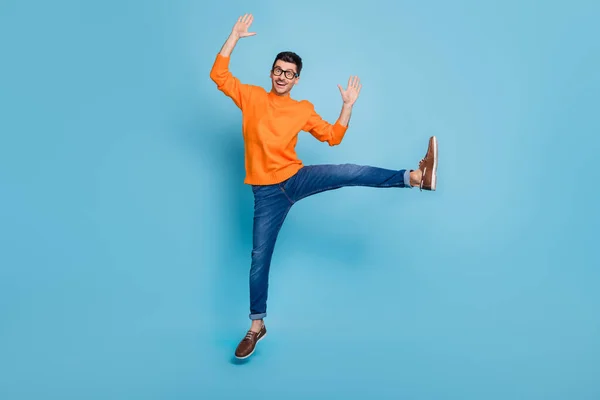 Pełny rozmiar zdjęcie młody podekscytowany człowiek szczęśliwy pozytywny uśmiech fala ręce hello skok w górę odizolowany na tle niebieski kolor — Zdjęcie stockowe