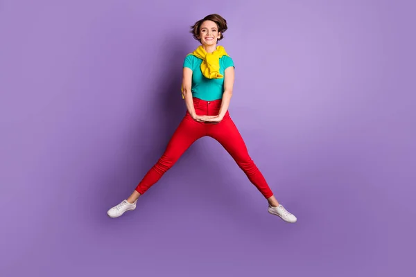 Pleine longueur photo de dame saut tenir paumes porter noué pull t-shirt pantalon baskets isolé couleur violette fond — Photo