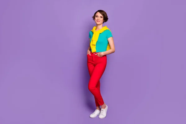 Teljes hosszúságú fotó női kéz zsebek viselnek kötött pulóver póló nadrág lábbeli elszigetelt ibolya színű háttér — Stock Fotó