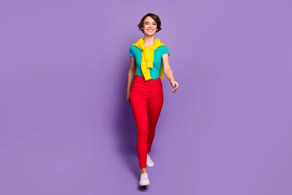 Pleine longueur photo de dame aller vers caméra porter chandail attaché t-shirt pantalon baskets isolé couleur violette fond — Photo