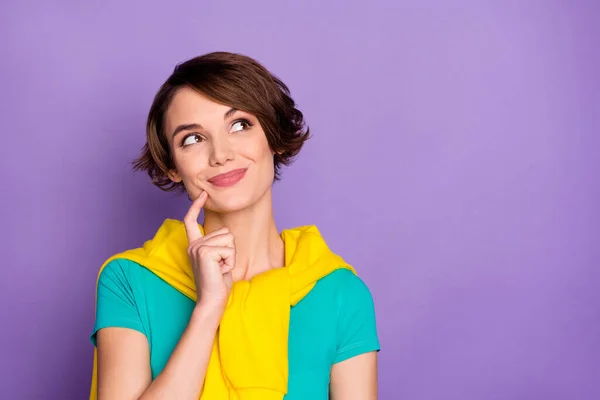 Foto de dama reflexiva buscar espacio vacío barbilla del dedo desgaste atado suéter camiseta aislado color púrpura fondo —  Fotos de Stock