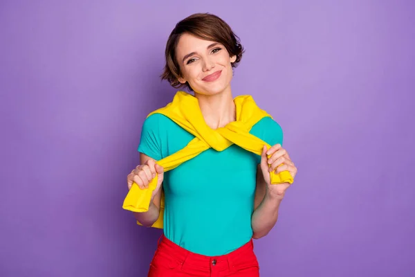 Fotografie rozkošné hezká dáma vzhled fotoaparát nosit vázaný svetr tričko izolované fialové barvy pozadí — Stock fotografie