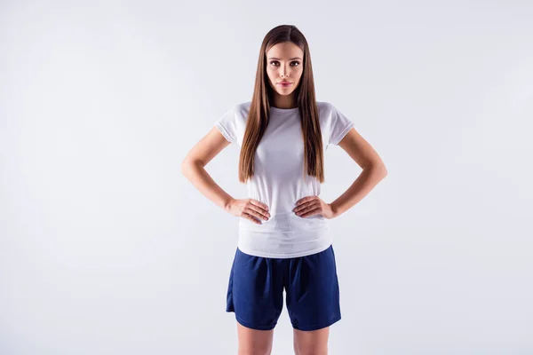 Photo de dame sérieuse joueur de football équipe euro tournoi coupe bras par côtés compétition porter nationale équipe britannique uniforme de football t-shirt short isolé fond de couleur blanche — Photo