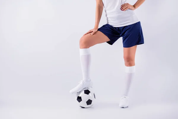 Καλλιεργημένη άποψη της αυτή ωραία ελκυστική λεπτή τακτοποίηση σπορ κορίτσι βάζοντας το πόδι στην μπάλα ενεργό χόμπι εξάσκηση δραστηριότητα που απομονώνονται σε ανοιχτό λευκό γκρι παστέλ χρώμα φόντο — Φωτογραφία Αρχείου