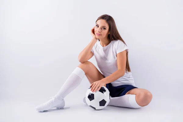 Πορτρέτο της αυτή ωραία ελκυστική όμορφη χαριτωμένο χαρούμενο ευθεία μαλλιά κορίτσι προπονητής προπονητής κάθεται στο πάτωμα απομονώνονται σε ανοιχτό λευκό γκρι παστέλ χρώμα φόντο — Φωτογραφία Αρχείου