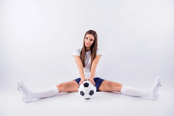 Porträtt av henne hon snygg attraktiv härlig älskvärd innehåll rakhårig flicka sitter med bollen vidöppna ben njuter fritid isolerad på ljus vit grå pastell färg bakgrund — Stockfoto