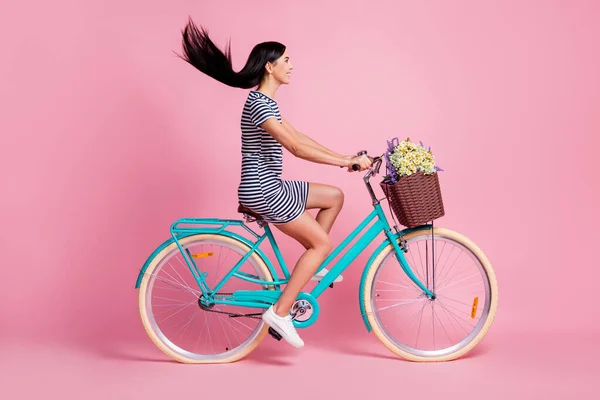 Comprimento total perfil de tamanho do corpo vista lateral da bicicleta de equitação menina muito alegre se divertindo isolado no fundo cor pastel rosa — Fotografia de Stock