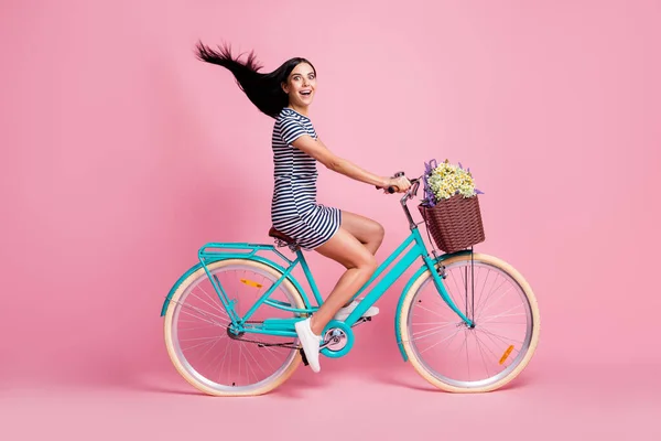 Comprimento total perfil de tamanho do corpo vista lateral da linda menina alegre andar de bicicleta ter diversão aventura de velocidade rápida isolada no fundo cor pastel rosa — Fotografia de Stock