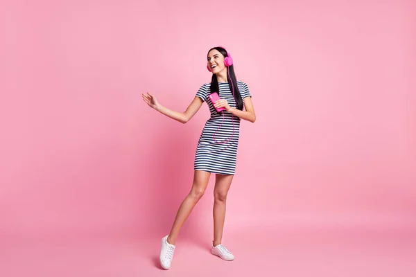 Full length body size άποψη του γοητευτικό χαρούμενο κοκαλιάρικο κορίτσι ακούγοντας τραγούδι χορό απομονώνονται σε ροζ παστέλ χρώμα φόντο — Φωτογραφία Αρχείου