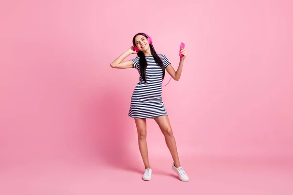 Volledige lichaamsomvang uitzicht van vrij vrolijke mager meisje luisteren verschillende lied rock dansen geïsoleerd op roze pastel kleur achtergrond — Stockfoto