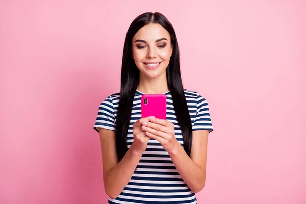 Close-up ritratto di attraente bruna allegra ragazza concentrata utilizzando app dispositivo 5g isolato su sfondo di colore rosa pastello — Foto Stock