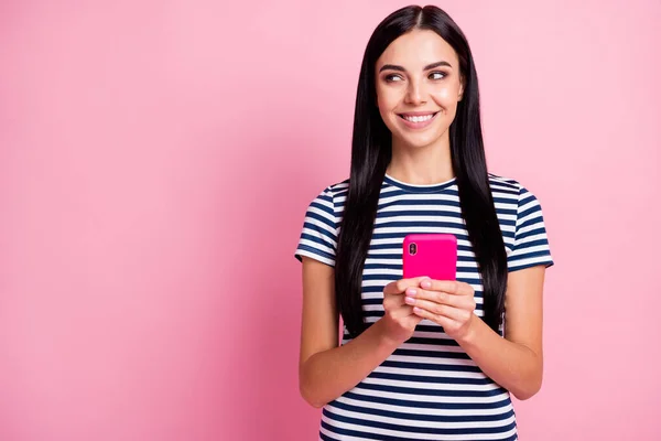 Portret van mooie vrolijke meisje met behulp van gadget app 5g kijken opzij kopieerruimte geïsoleerd op roze pastel kleur achtergrond — Stockfoto