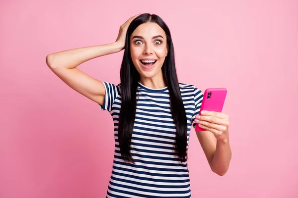 Foto ritratto di donna scioccata toccando testa telefono in una mano isolato su sfondo rosa pastello — Foto Stock