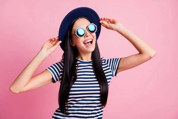 Foto retrato de niña alegre emocionada sosteniendo sombrero con dos manos aisladas sobre fondo de color rosa pastel —  Fotos de Stock