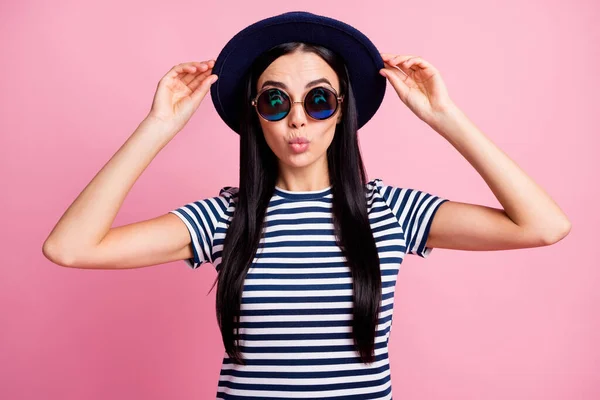 Retrato fotográfico de una mujer en puchero asombrada sosteniendo sombrero con dos manos aisladas sobre fondo de color rosa pastel —  Fotos de Stock