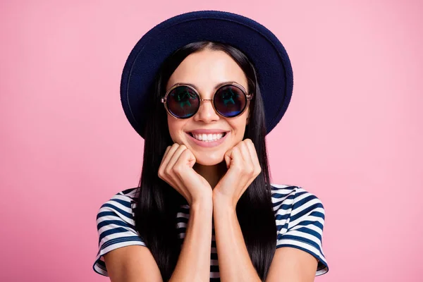 Foto retrato de linda chica sosteniendo la cabeza con dos manos aisladas sobre fondo de color rosa pastel —  Fotos de Stock