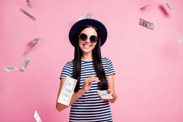 Φωτογραφία πορτρέτο του κοριτσιού με στοίβες από χρήματα ρίχνουν μετρητά που απομονώνονται σε παστέλ ροζ φόντο με δολάρια που φέρουν — Φωτογραφία Αρχείου