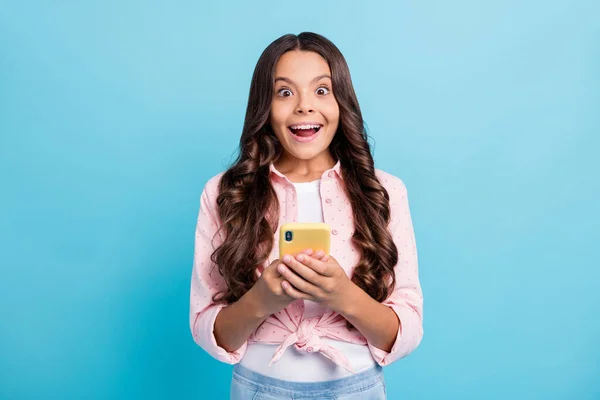 Retrato de blogueiro viciado espantado boca aberta inacreditável como isolado no fundo de cor azul — Fotografia de Stock