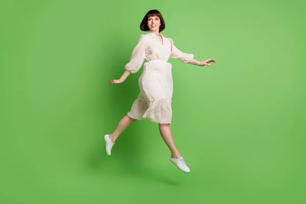 Full längd kropp storlek foto kvinna bär prickig klänning hoppa upp kör leende isolerad pastell grön färg bakgrund — Stockfoto