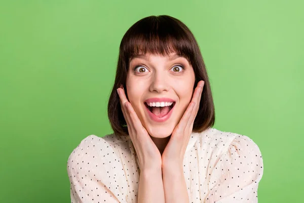Φωτογραφία του νεαρού χαρούμενο κορίτσι χαρούμενο θετικό χαμόγελο ενθουσιασμένοι έκπτωση πώληση απομονώνονται πάνω από το πράσινο φόντο χρώμα — Φωτογραφία Αρχείου