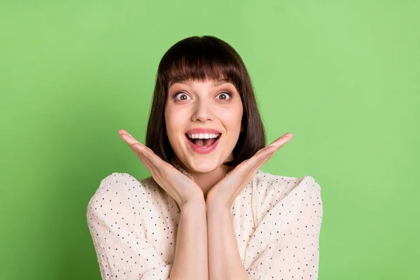 Foto de menina alegre feliz sorriso positivo surpreendido notícias chocadas isolado sobre fundo de cor verde — Fotografia de Stock