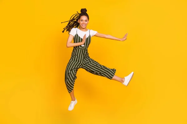 Volledige lengte lichaamsgrootte van aantrekkelijke funky vrolijke meisje springen dansen doen yoga geïsoleerd over helder gele kleur achtergrond — Stockfoto