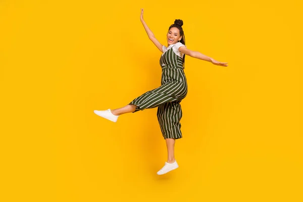 Full längd kroppsstorlek attraktiva fashionabla glada flicka hoppa dans isolerad över ljusa gula färg bakgrund — Stockfoto