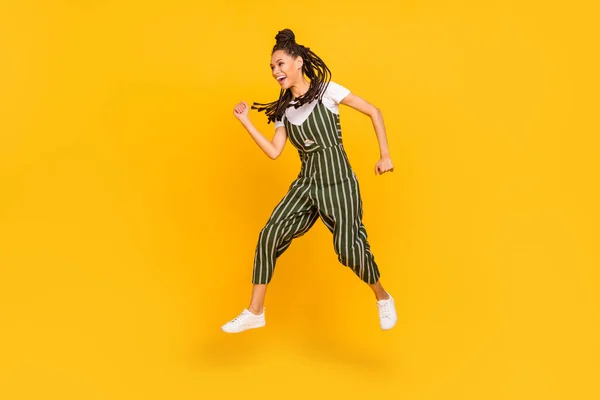 Volledige lengte lichaamsgrootte van mooie vrolijke gemotiveerde meisje springen lopen geïsoleerd over helder gele kleur achtergrond — Stockfoto